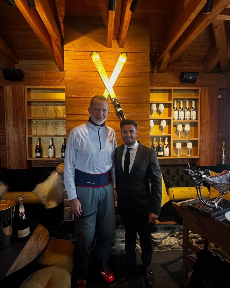 El Rey Felipe VI junto al cortador de jamón José Navarro en Baqueira