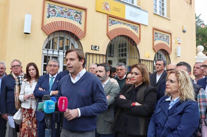 El secretario general del PP andaluz, Antonio Repullo, junto a los alcaldes populares malagueños