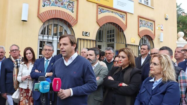 El secretario general del PP andaluz, Antonio Repullo, junto a los alcaldes populares malagueños