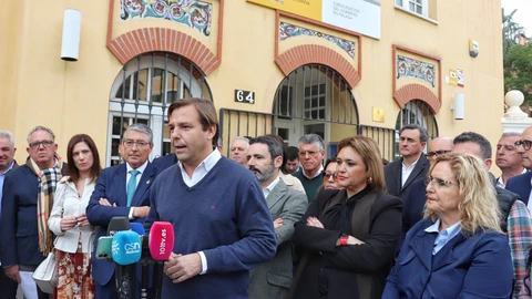 El secretario general del PP andaluz, Antonio Repullo, junto a los alcaldes populares malagueños