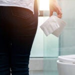 El motivo por el que no se debe limpiar la taza del váter con papel higiénico antes de usarlo