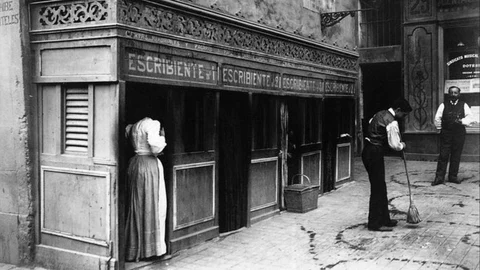 Las casetas de los escribientes junto al Palau de la Virreina