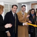 El consejero junto con el alcalde de la localidad vallisoletana, David Esteban, entregando las llaves