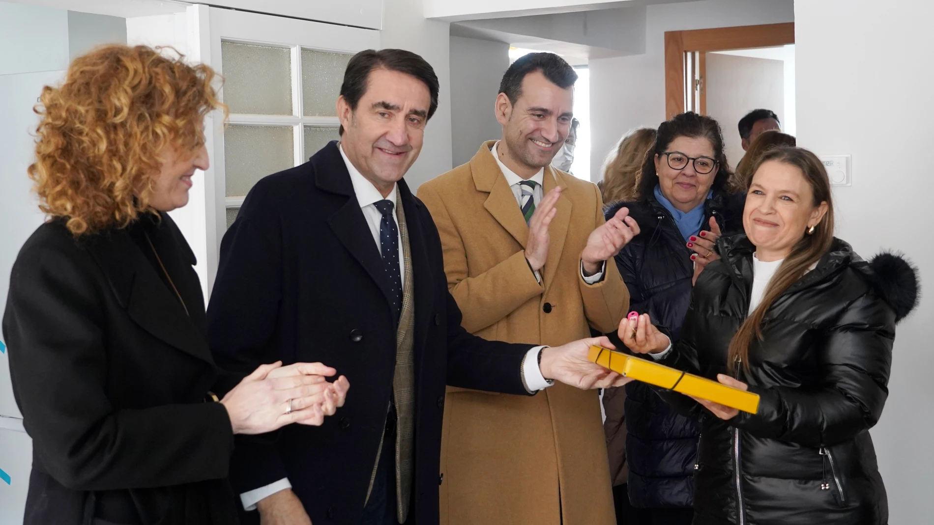 El consejero junto con el alcalde de la localidad vallisoletana, David Esteban, entregando las llaves