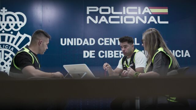 Varios profesionales de la Unidad Central de Ciberdelincuencia (UCC) debaten sobre uno de los casos que aparecen en la serie
