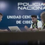 Varios profesionales de la Unidad Central de Ciberdelincuencia (UCC) debaten sobre uno de los casos que aparecen en la serie