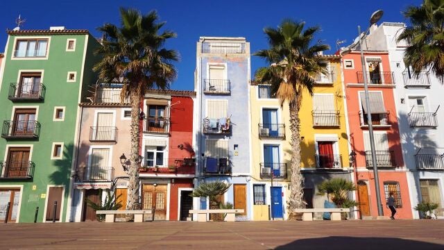 Imagen de las pintorescas casas de colores de La Vila Joiosa, ubicadas en el paseo marítimo, frente a la playa centro