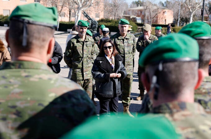 Margarita Robles charla con un grupo de militares en Almería