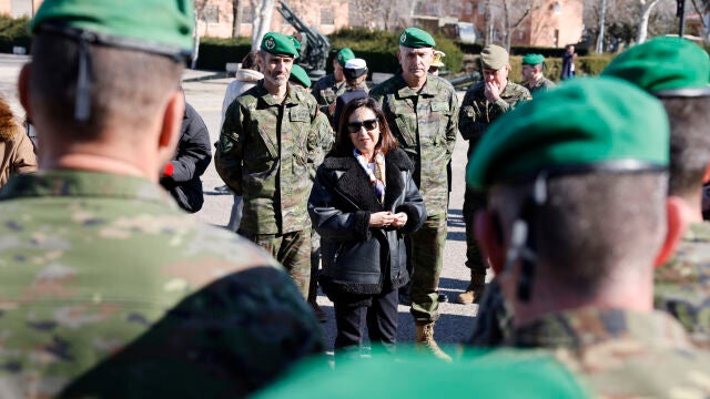 Margarita Robles charla con un grupo de militares en Almería