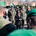 Margarita Robles charla con un grupo de militares en Almería