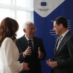 Juanma Moreno, junto a la húngara Kata Tütto, y el presidente del Consejo Europeo, António Costa 