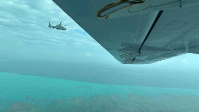 Un helicóptero militar chino vuela cerca de un avión de la Oficina Filipina de Pesca y Acuática, sobre Scarborough Shoal en el Mar de China Meridional el martes 18 de febrero de 2025.