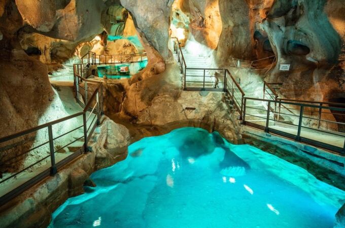 Este pueblo español tiene una de las tres únicas cuevas de origen marino que se conocen en el mundo y es visitable