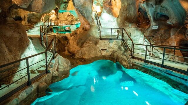 Este pueblo español tiene una de las tres únicas cuevas de origen marino que se conocen en el mundo y es visitable