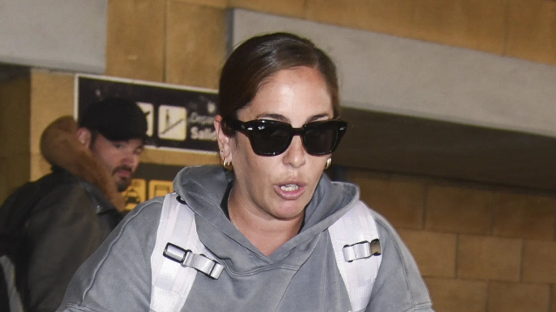 Anabel Pantoja, muy nerviosa en el aeropuerto de Sevilla