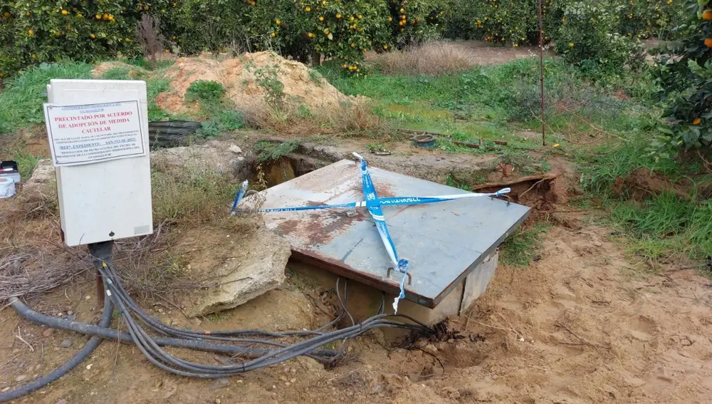 Imagen de uno de los pozos precintados en la finca Aljóbar