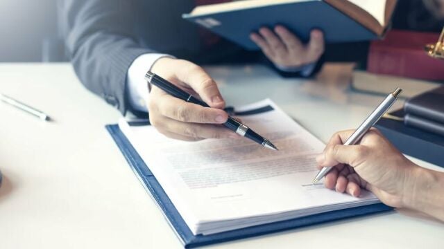 Una persona firmando una herencia