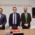 El rector de la Universidad de Salamanca, Juan Manuel Corchado, presenta el Programa Formativo de Gestores de I+D+i, junto al director general del Instituto para la Competitividad Empresarial de Castilla y León, Augusto Cobos.