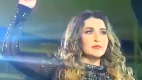 Alicia Villarreal pide auxilio desde el escenario