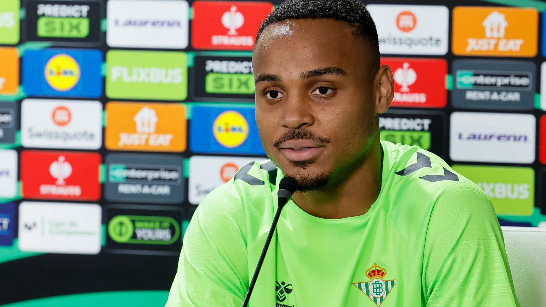 SEVILLA, 19/02/2025.- El defensa brasileño del Real Betis Natan de Souza durante la rueda de prensa posterior al entrenamiento que el conjunto ha llevado a cabo este miércoles en la capital andaluza, para preparar su partido de la Liga Conferencia que mañana disputarán ante el Gante. EFE/Jose Manuel Vidal
