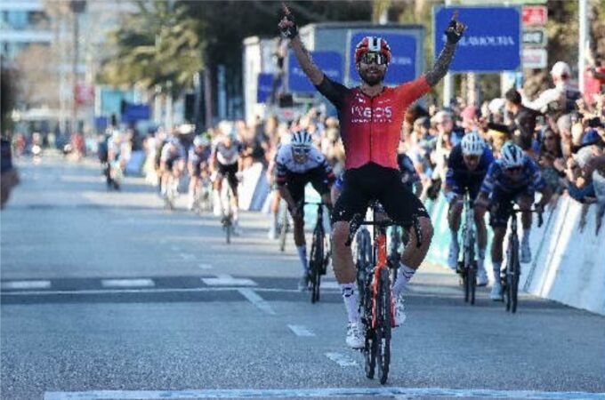 Filippo Ganna celebra su no victoria en la Vuelta al Algarve