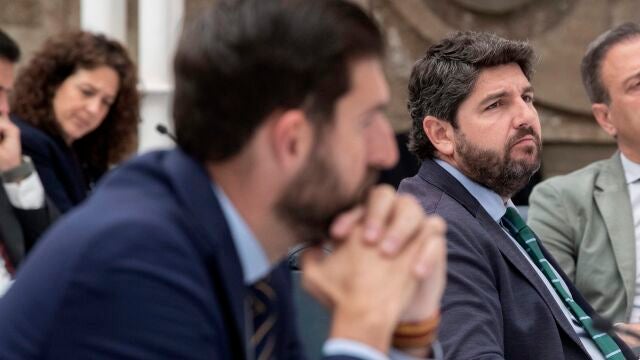 Antelo (d) pone una nueva exigencias al Gobierno de López Miras (c) en la aprobación del Presupuesto
