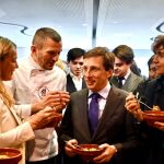 Almeida con Metsola, entre otros, en el Parlamento europeo comiendo cocido