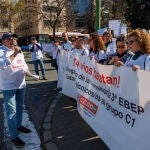 Trabajadores del Servicio Andaluz de Salud protestan ante el Parlamento de Andalucía en Sevilla