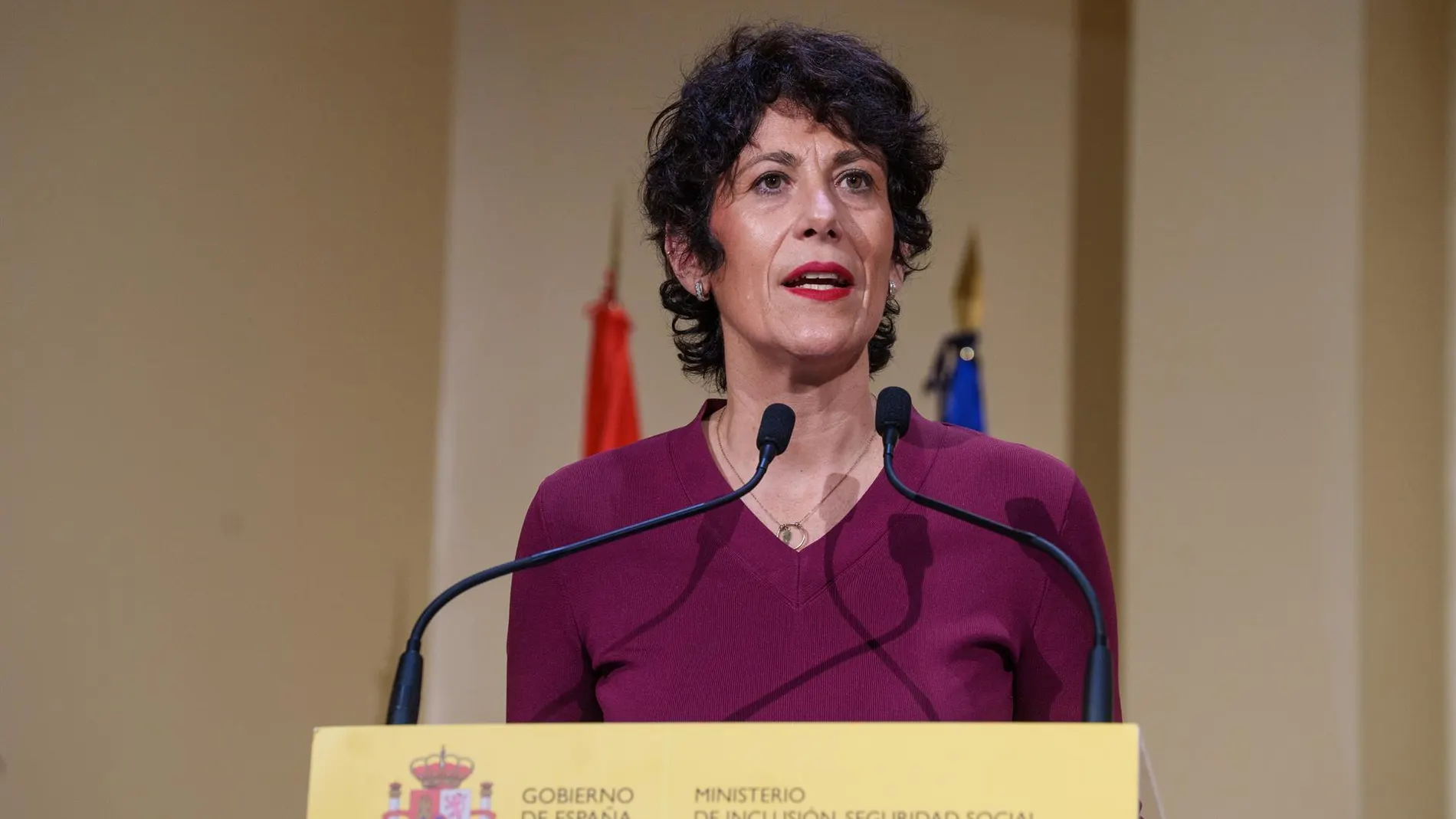 Economía.- Elma Saiz pide "coherencia" con el IRPF y el SMI: "Esa cantidad ya tributaba, con el PP todavía más"
