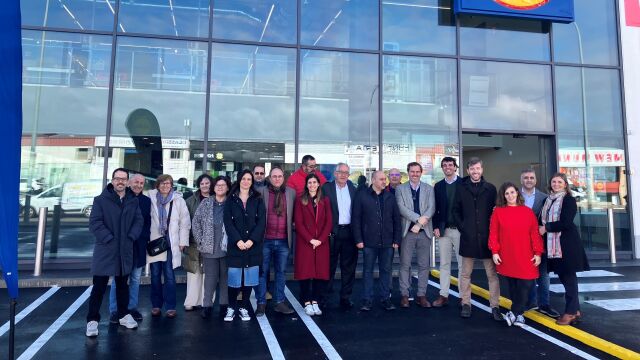 Visita institucional a la nueva ptienda de Lidl en Villares de la Reina (Salamanca) por parte del alcalde José Buenaventura y del director regional de Lidl en Castilla y León, Jaime Herrá, entre otros