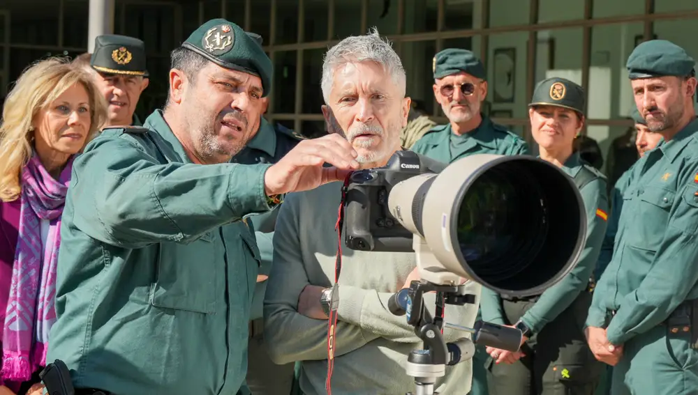 Fernando Grande-Marlaska en el destacamento del Servicio de Protección de la Naturaleza (Seprona) de la Guardia Civil en Doñana
