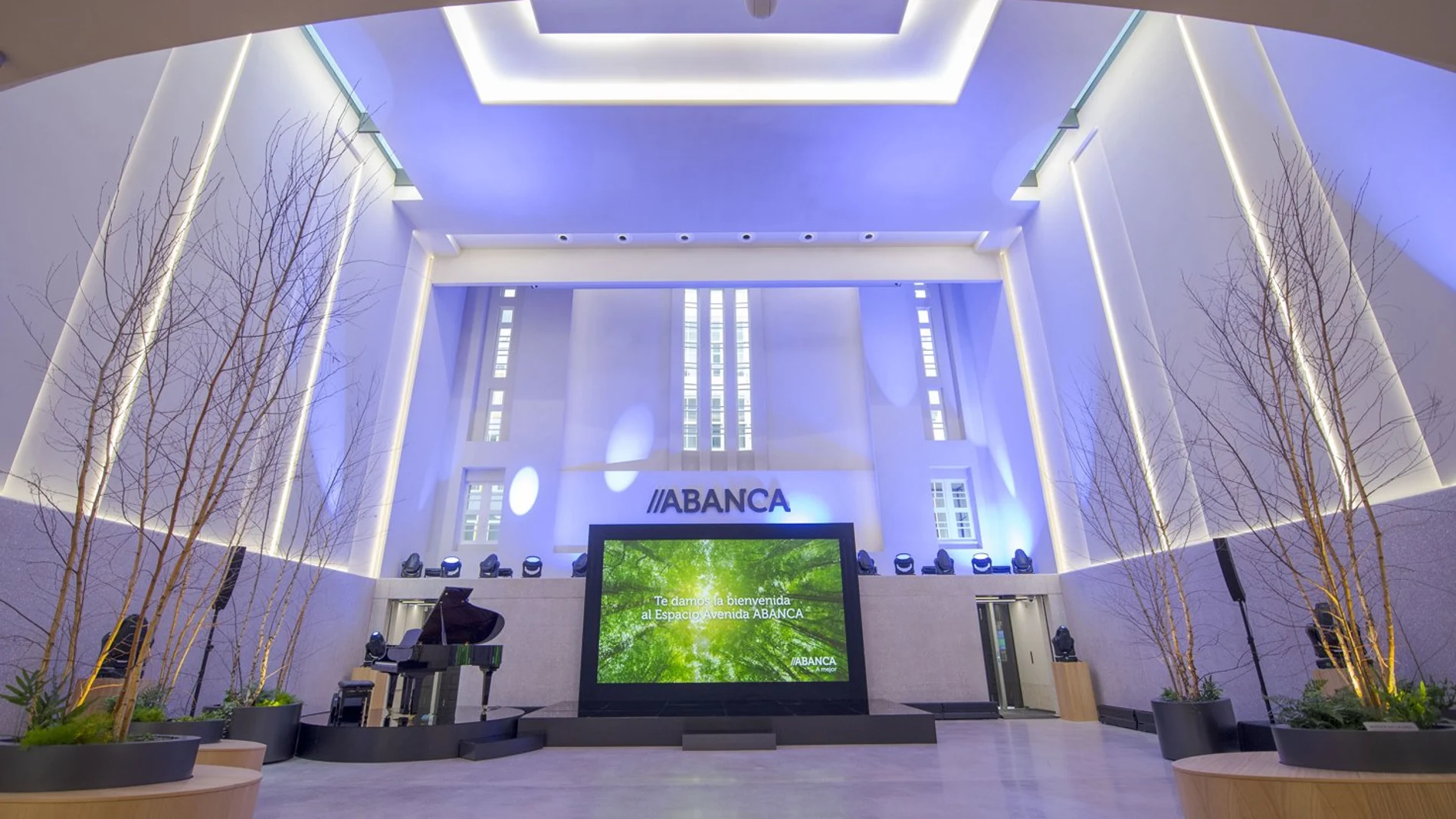 Del glamour del cine a la revolución bancaria: ABANCA reabre el histórico Avenida como un innovador espacio financiero en A Coruña