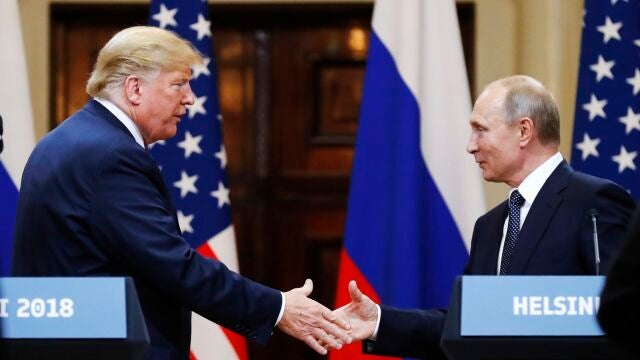 Donald Trump y Vladimir Putin se estrechan la mano en una reunión en Helsinki en 2018