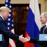 Donald Trump y Vladimir Putin se estrechan la mano en una reunión en Helsinki en 2018