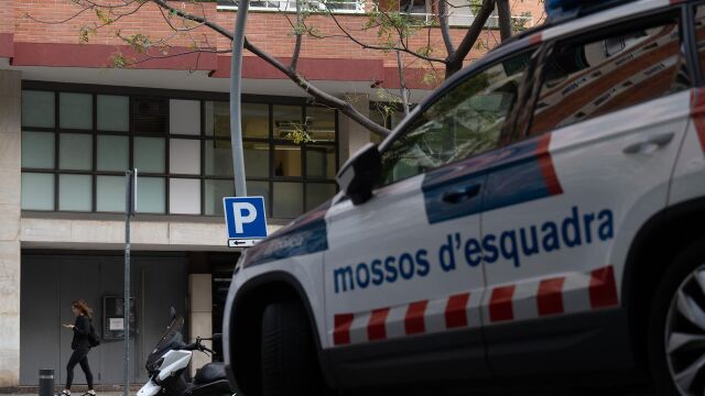Sucesos.- Mueren dos personas al caer a un barranco tras huir de los Mossos en un coche robado en Barcelona