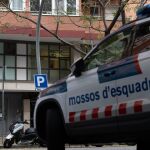 Sucesos.- Mueren dos personas al caer a un barranco tras huir de los Mossos en un coche robado en Barcelona