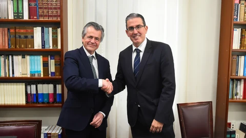 Sergio Corral y Elisardo Sánchez en la firma del acuerdo