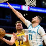 Doncic intenta anotar ante la defensa de Nurkic