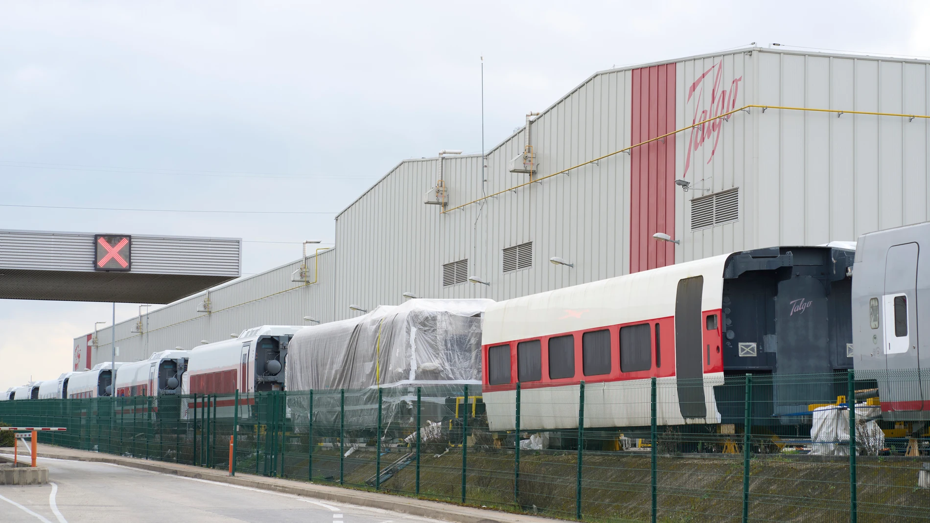 RIVABELLOSA (ÁLAVA), 20/02/2025.- Vista de la planta de Talgo en Rivabellosa (Álava), donde se han concentrado este jueves los trabajadores a las puertas de la empresa para exigir el cobro de la retribución por objetivos, a pesar de los resultados negativos del año pasado.. EFE/ ADRIÁN RUIZ HIERRO