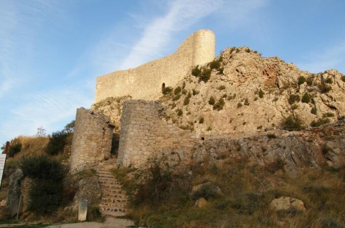 El colosal castillo inaccesible en Poza de la Sal