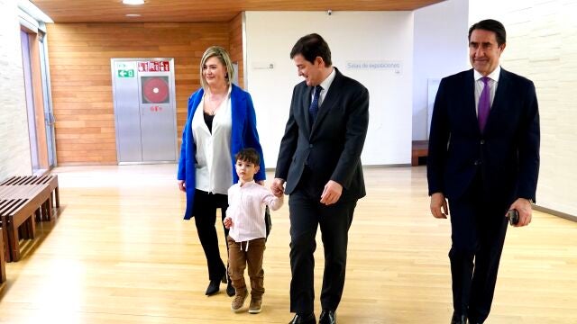 Fernández Mañueco junto con el pequeño Darío y en presencia de Suárez-Quiñones