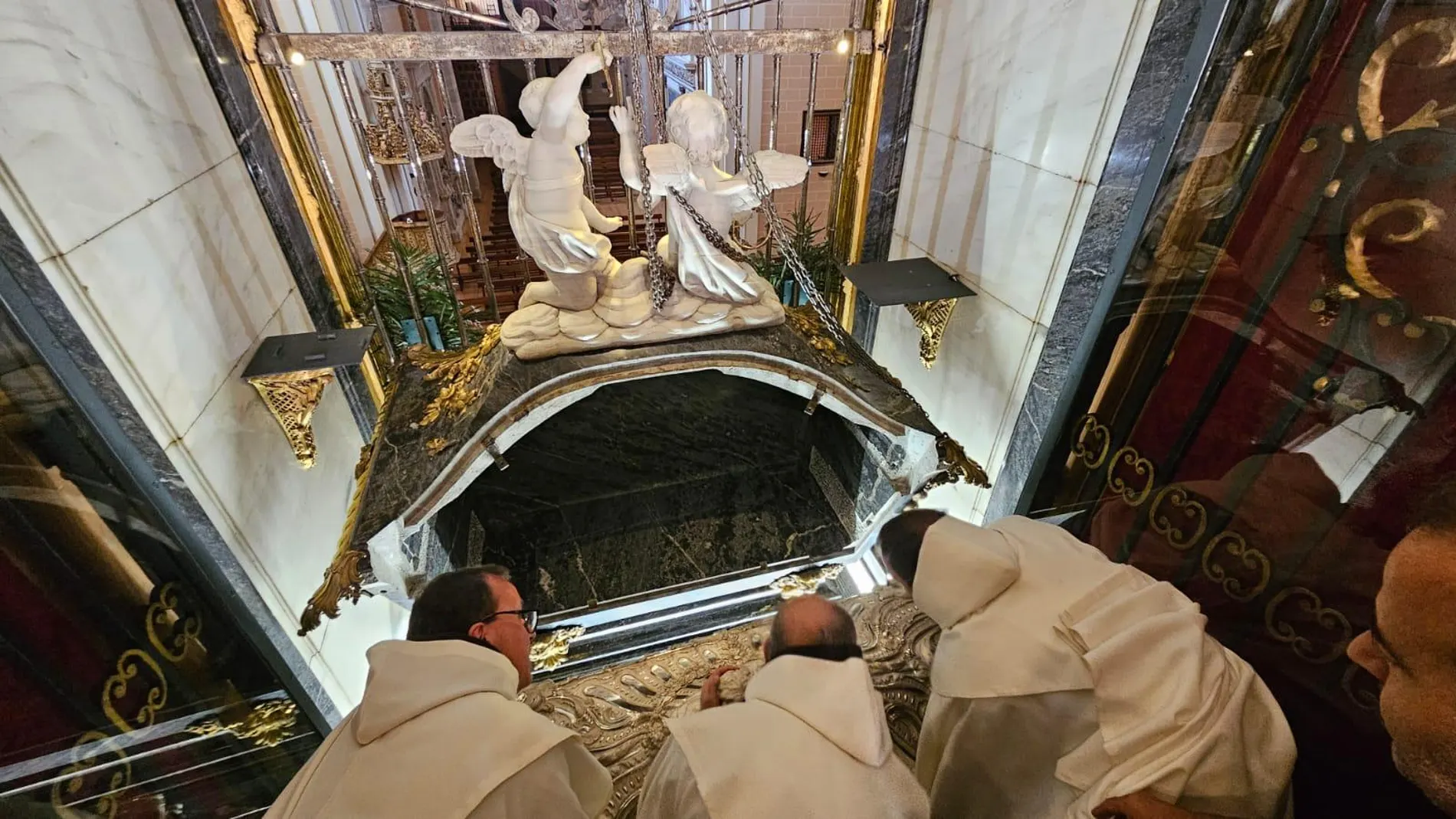 Sepulcro y reliquias de Santa Teresa de Jesús, en Alba de Tormes