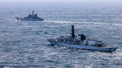 La Marina británica se topa con seis barcos rusos en pleno Canal de la Mancha: “Sabemos lo que están haciendo y no dudaremos en tomar medidas”