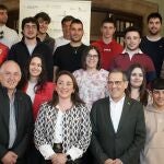 González Corral y Antúnez con jóvenes cooperativistas participantes en las jornadas de Urcacyl
