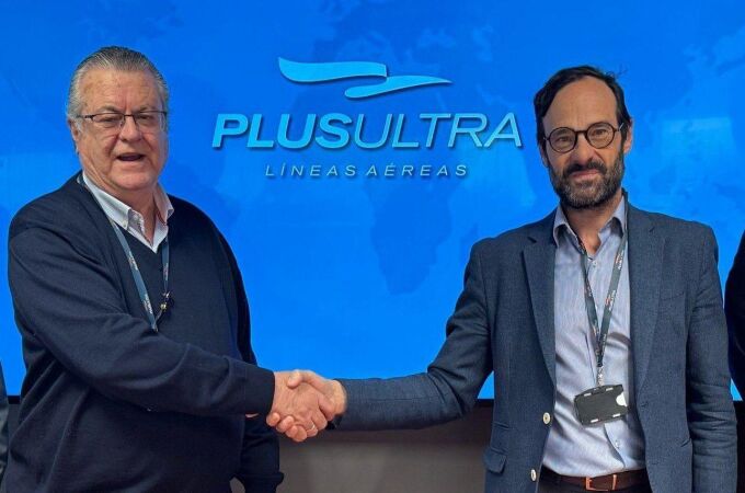 Julio Martínez Sola, presidente de Plus Ultra junto al representante del Sepla