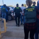 La Guardia Civil traslada a los detenidos