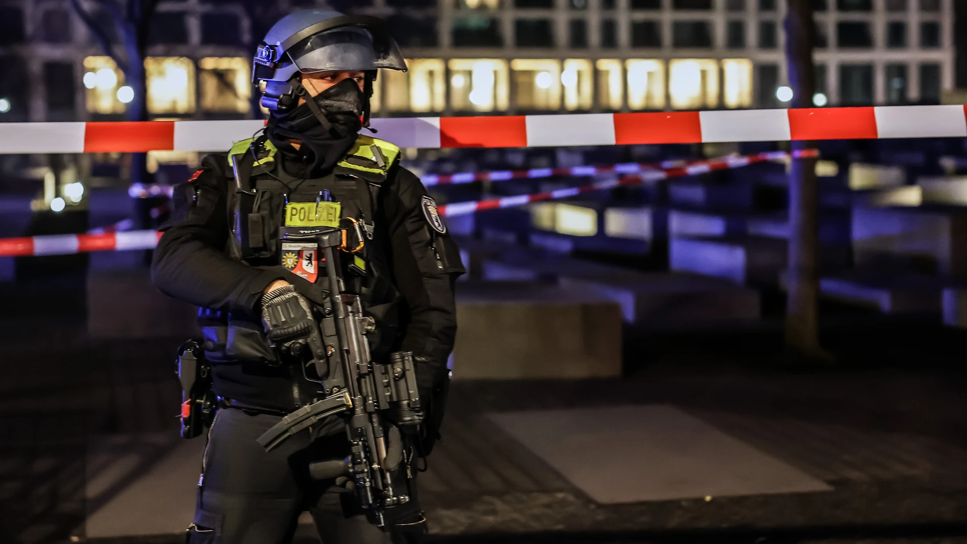 Berlin (Germany), 21/02/2025.- Police work at the crime scene at the Holocaust Memorial in Berlin, Germany, 21 February 2025. On Friday evening at around 6pm, a man was seriously injured. The police cordoned off a large area. Officers are searching the memorial grounds. According to the police, the man was injured by a sharp object and was taken to hospital by the fire brigade's ambulance service. (Alemania) EFE/EPA/CHRISTOPHER NEUNDORF