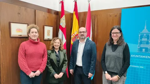 Marco Morala con los responsables de la universidad