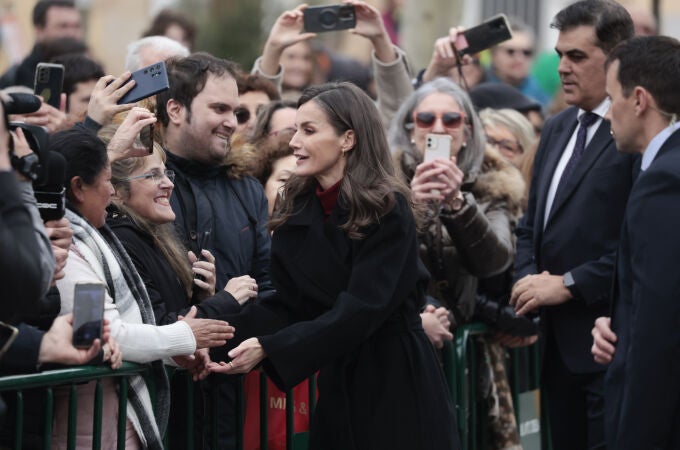 Letizia 'reina' en Tudela con look burdeos y su abrigo de paño favorito para los días más fríos de febrero