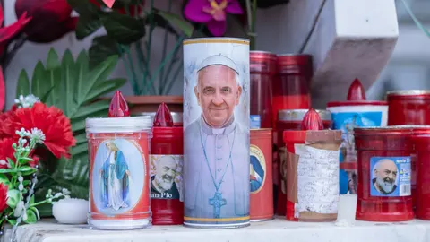 Vaticano.- El Papa pasa "bien" la noche, se ha levantado y desayunado